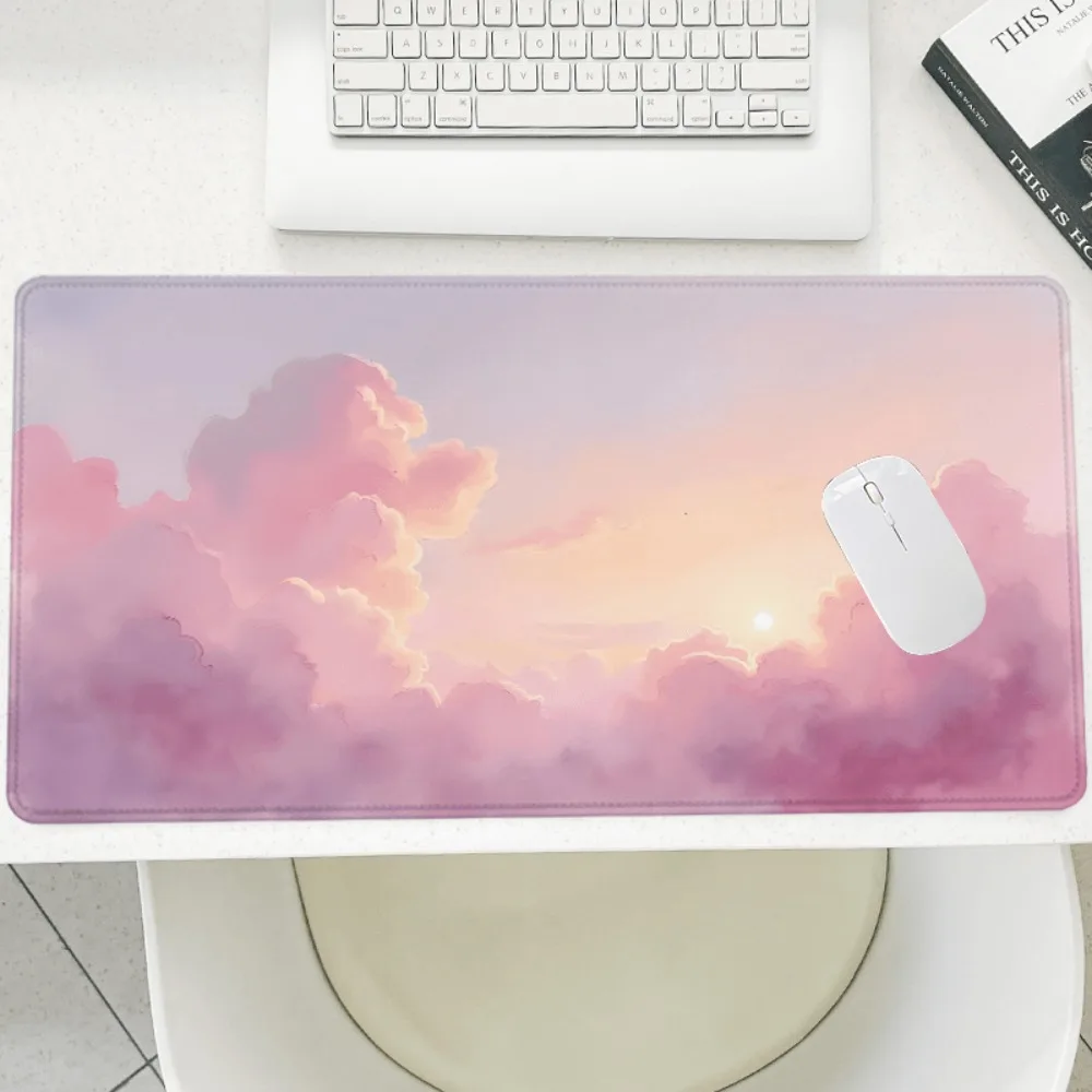 Le tapis de souris et le tapis de table rose coucher de soleil présentent un motif de nuages rose pâle et de couleur pêche.