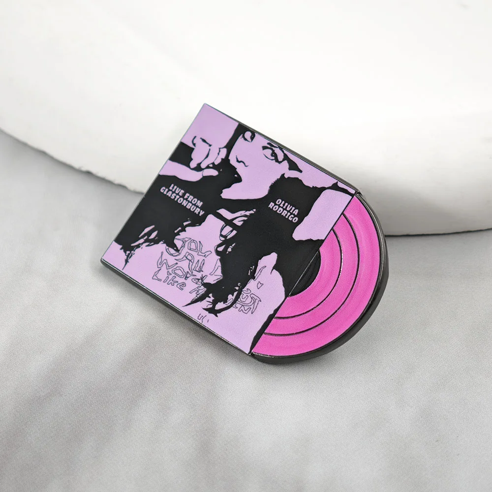 Olivia Rodrigo Brosche Lila Vinyl-Schallplatte Metall-Abzeichen Live From Glastonbury Emaille-Pin Pop-Musik-Fan-Geschenk Kleidungszubehör – Detail 6