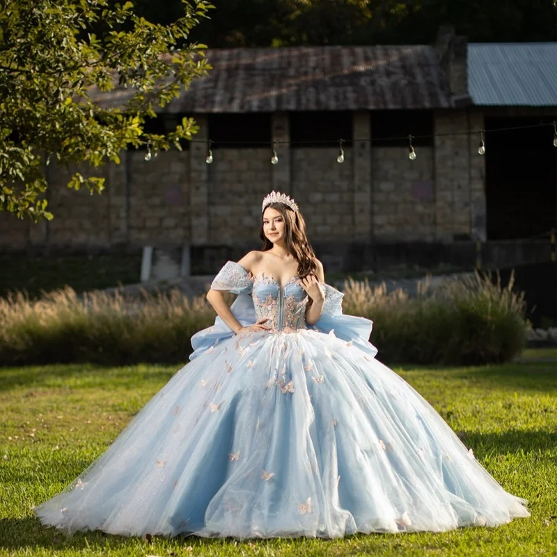 فستان Quinceanera باللون الأزرق المائي اللامع عاري الكتفين مزين بالترتر بفيونكة كبيرة وذيل طويل فيستدوس دي 15 Quinceanera ﻿ تخصيص