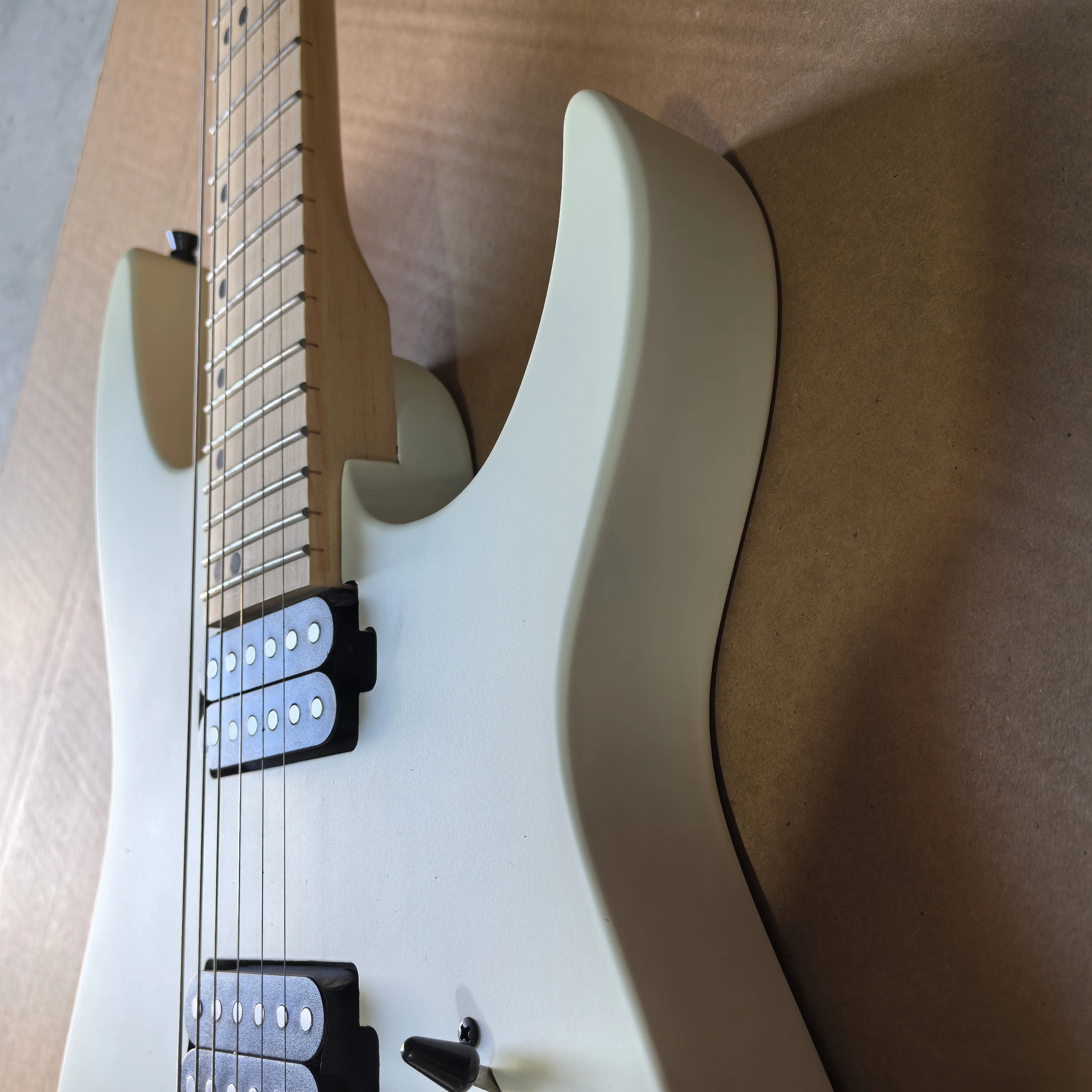Factory seconds, matte white 24-fret 6-string electric guitar, mahogany body, maple fingerboard, in stock.