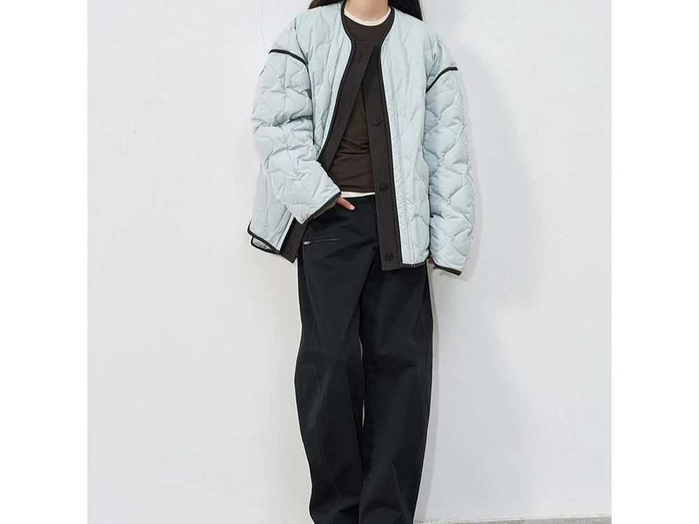 سترة شتوية جديدة لعام 2025 بألوان متباينة وربطات مزيفة ورياح كسولة ورقبة دائرية سترة بيضاء مبطنة للأسفل #1