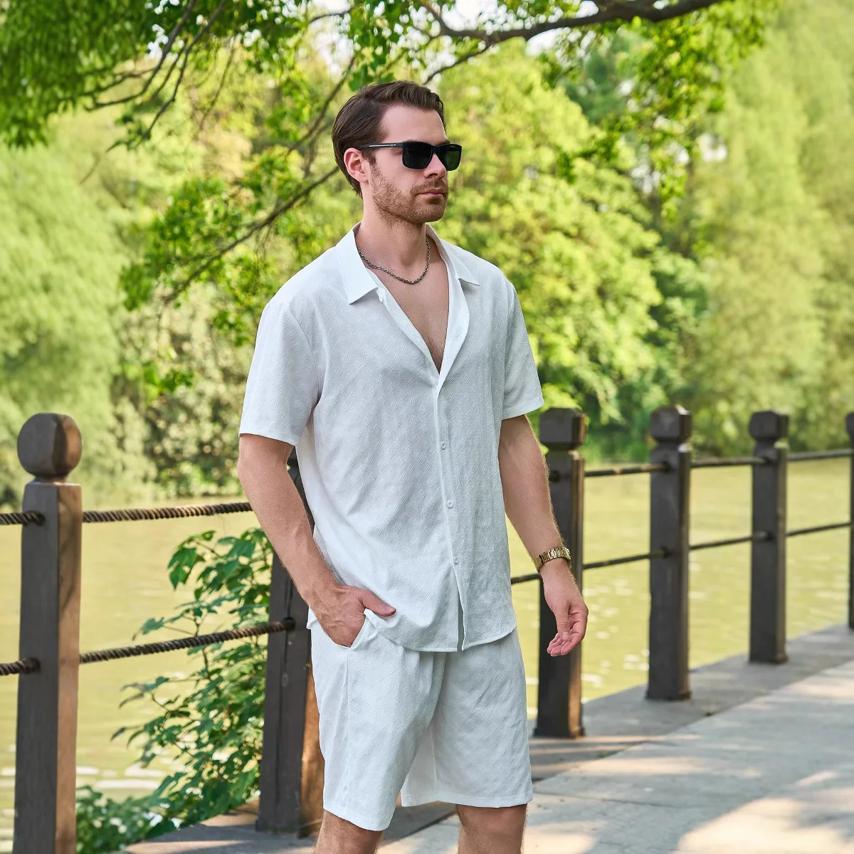 

The new men's summer palace-style jacquard short-sleeved shirt and shorts set - perfect for daily shopping and casual wear.