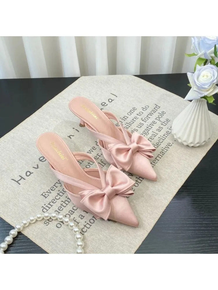 2026 Neue Feen-Stil Rosa Coole Pantoletten für Damen – Französische spitze Schleifen-Hohle High Heels, Halb umwickelte Damen-Slipper für den Sommer – Detail 12