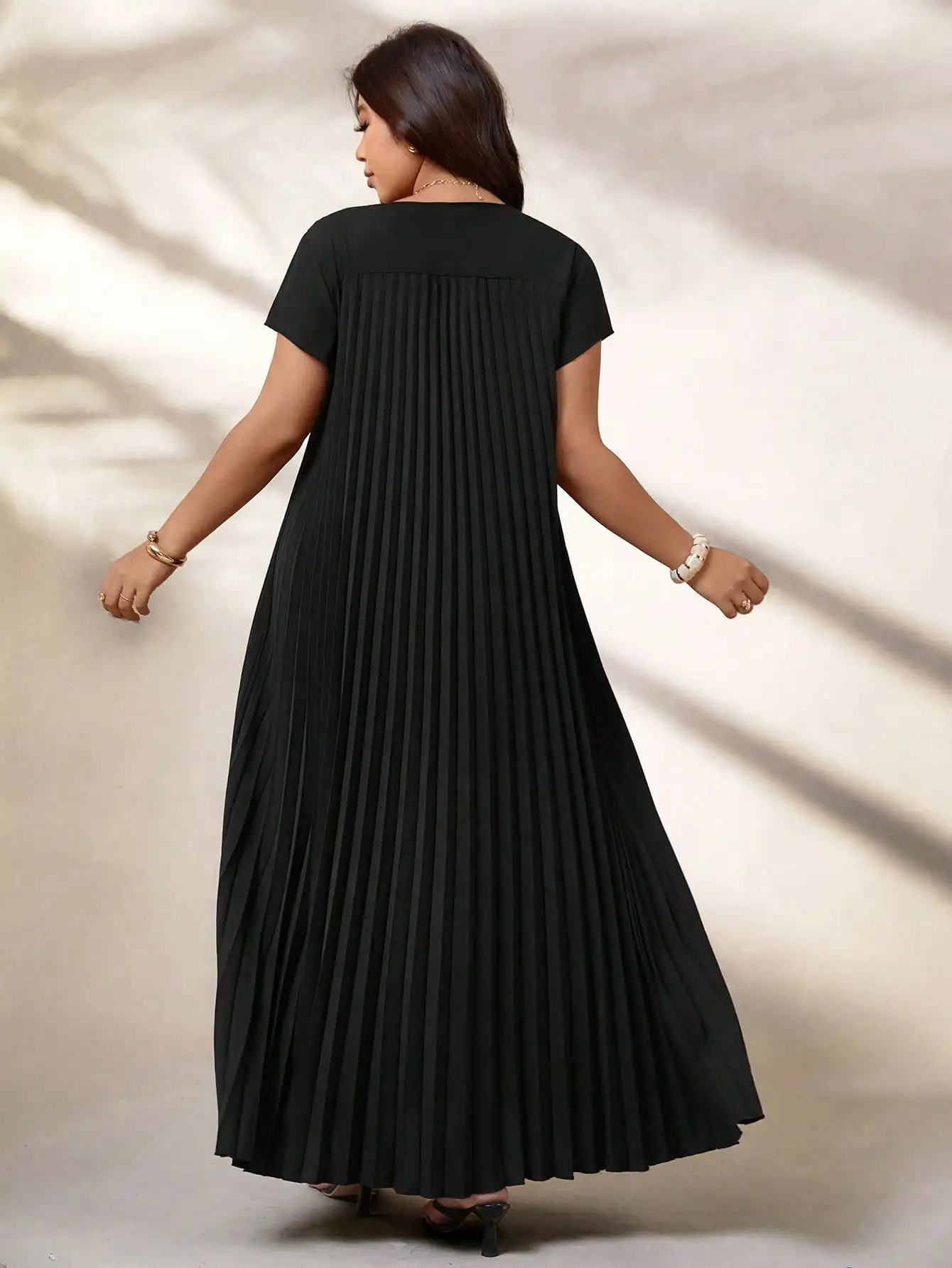 Übergröße Schwarzes Fließendes Plissiertes Kleid mit Rundhalsausschnitt - Bequemer Stretchstoff für Freizeit und Büro – Detail 3