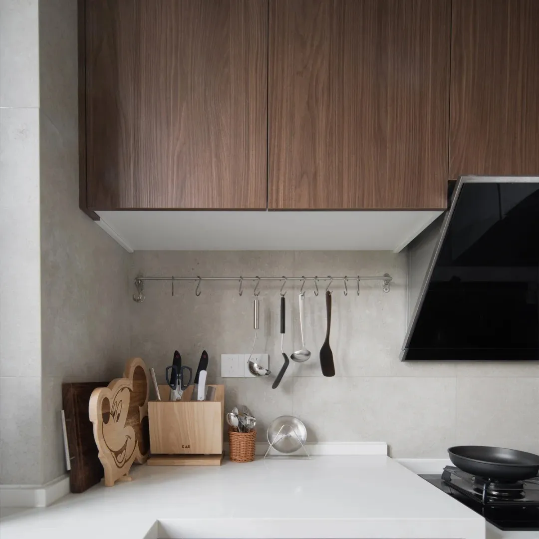 %Modern Luxury Pine Wood Grain Custom Kitchen Cabinets Water Resistant Multi-Functional Custom Color
