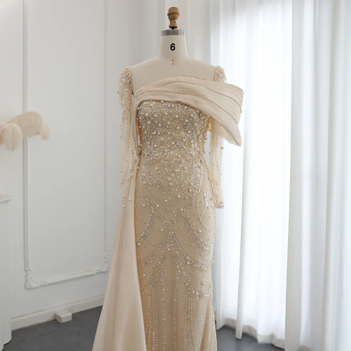 Sharon Said Luxuriöses Nude-Kristall-Meerjungfrauenkleid mit Überrock, Langen Ärmeln, Dubai Hochzeits- und Abendkleid SS256 Maßanfertigung – Detail 9
