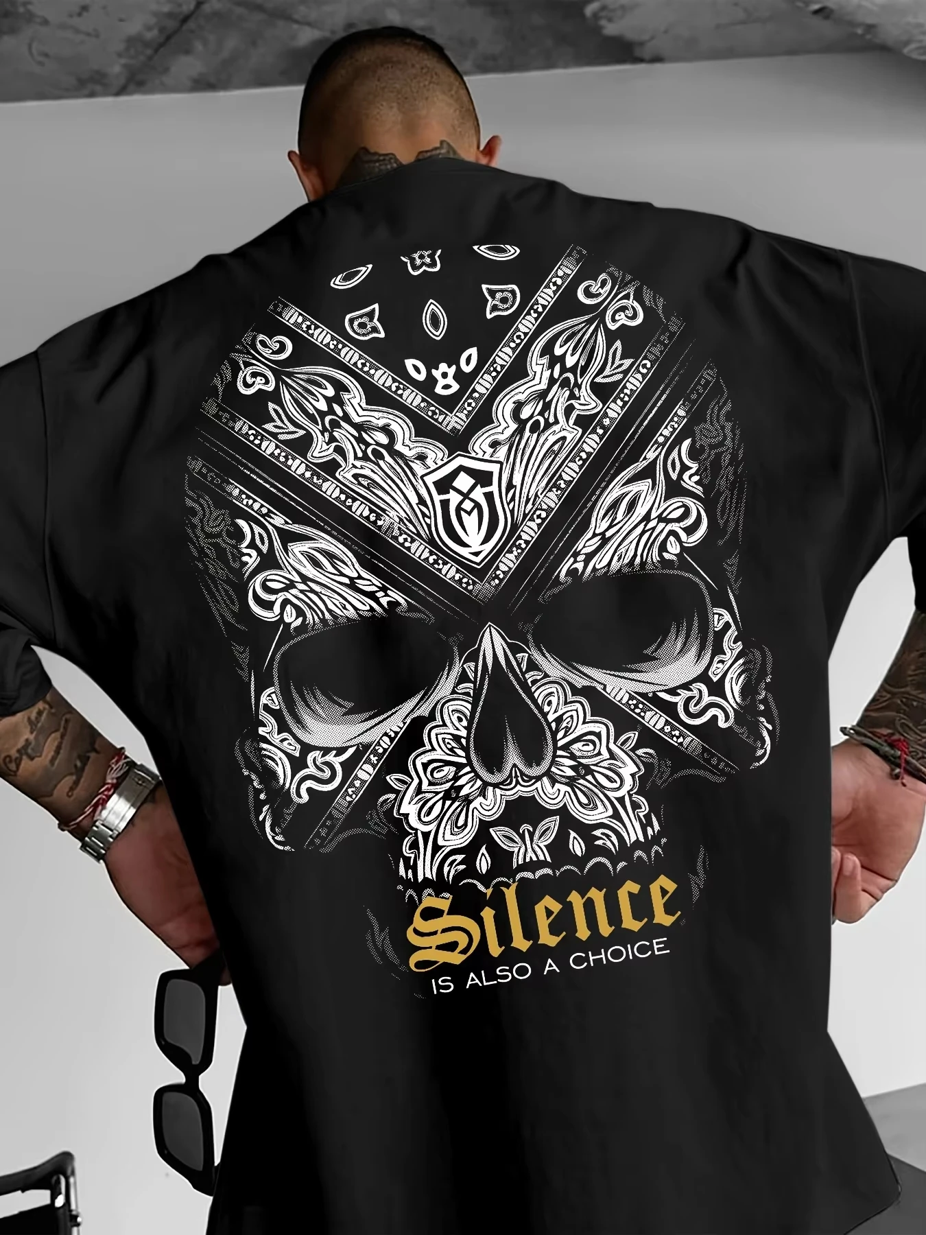 Nouveau T-shirt pour homme 2026 - Motif audacieux imprimé au dos avec design crâne et os croisés, texte « Le silence est également un choix » - Édition été