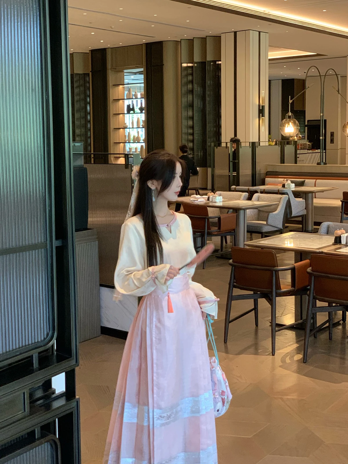 

Новый китайский комплект: вышитый топ и серебристые брюки. Простой женский комплект одежды Pinkpo. Дышащий материал...