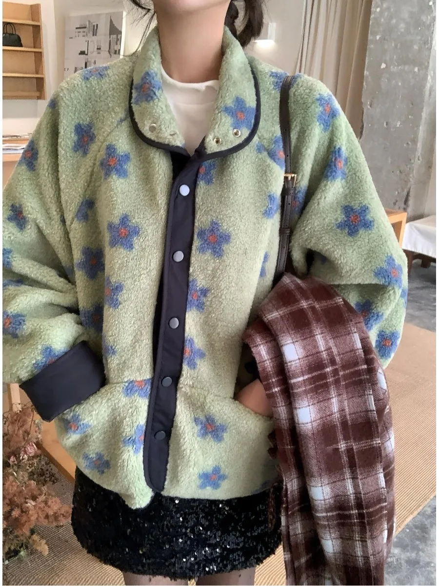 

Очаровательная зимняя женская куртка Dongda Gate с пушистым мехом ягненка, воротником-стойкой, цветочной вышивкой и утепленной хлопковой подкладкой.