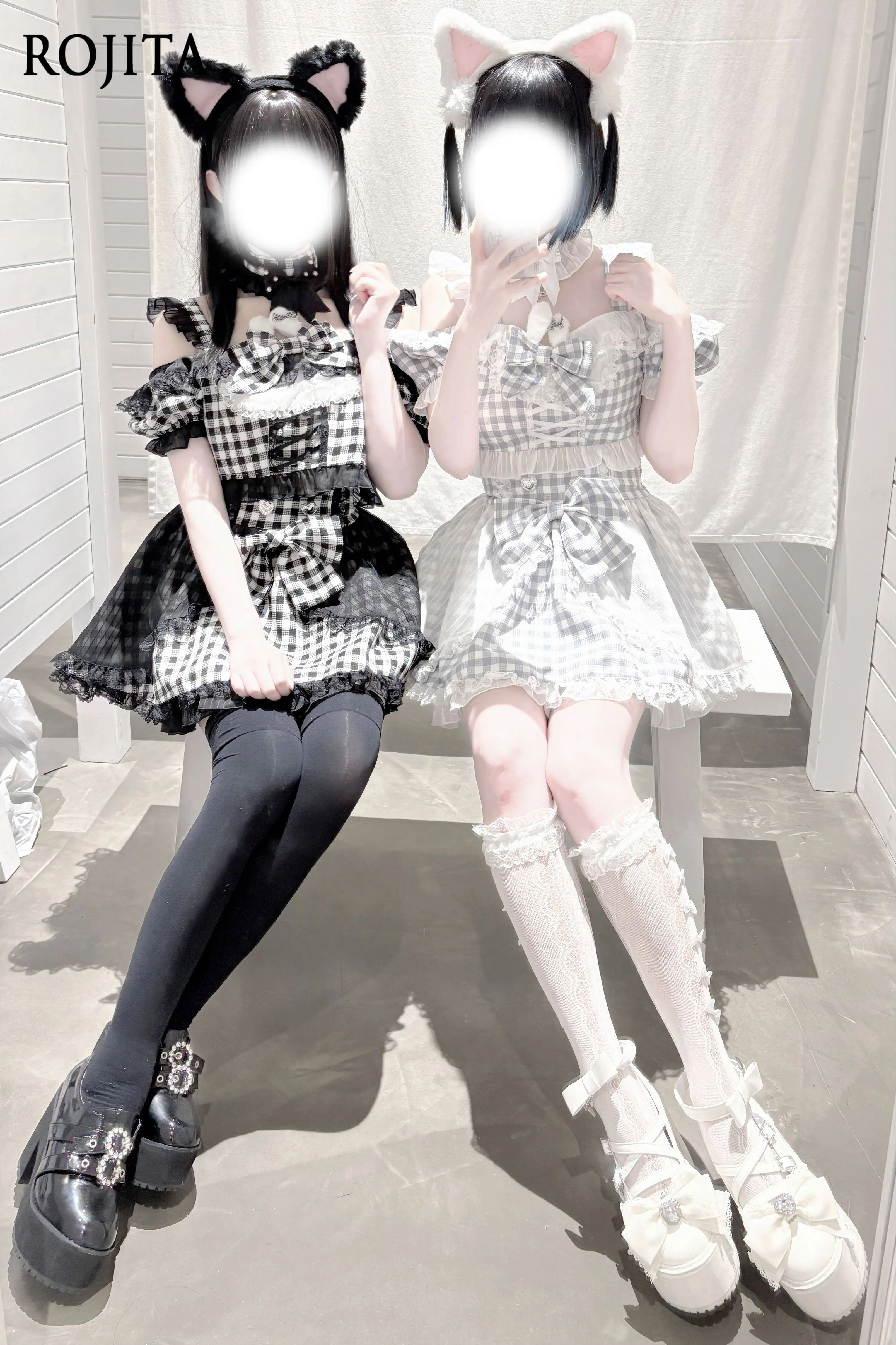 

Комплект из двух предметов в стиле горничной: топ с милым бантом и оборками, юбка в клетку с объемными оборками в стиле сладкой Лолиты