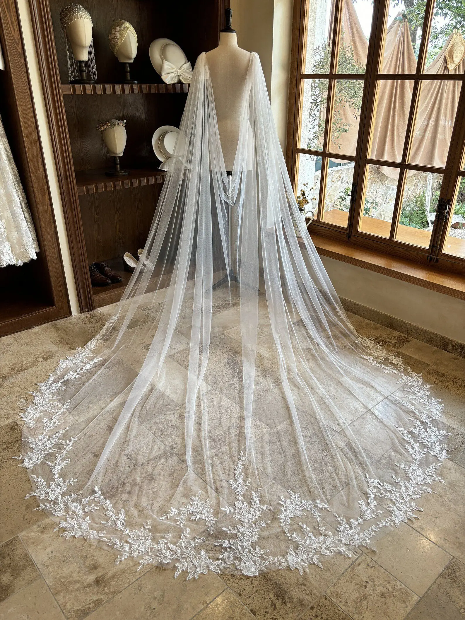 Customized Lace Wedding Boleros with Pin Shoulder Capes Tulle Applique Cathedral Long Wedding Cloak Formal Party Women Accessory view 4