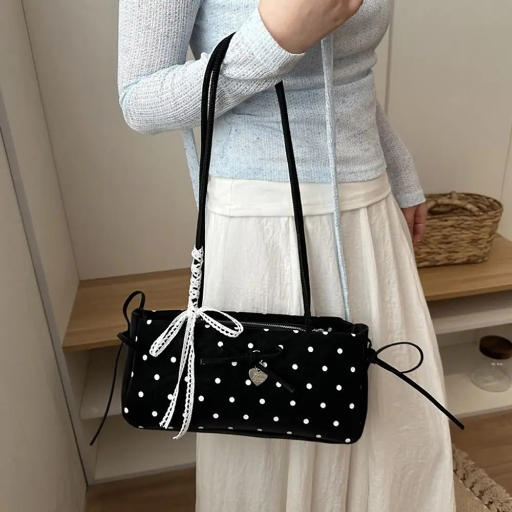 Modische Y2k Kissen-Tasche mit Polka-Dots und Charm-Anhänger, Große Kapazität, Langer Schulterriemen, Schultertasche für Damen – Detail 11