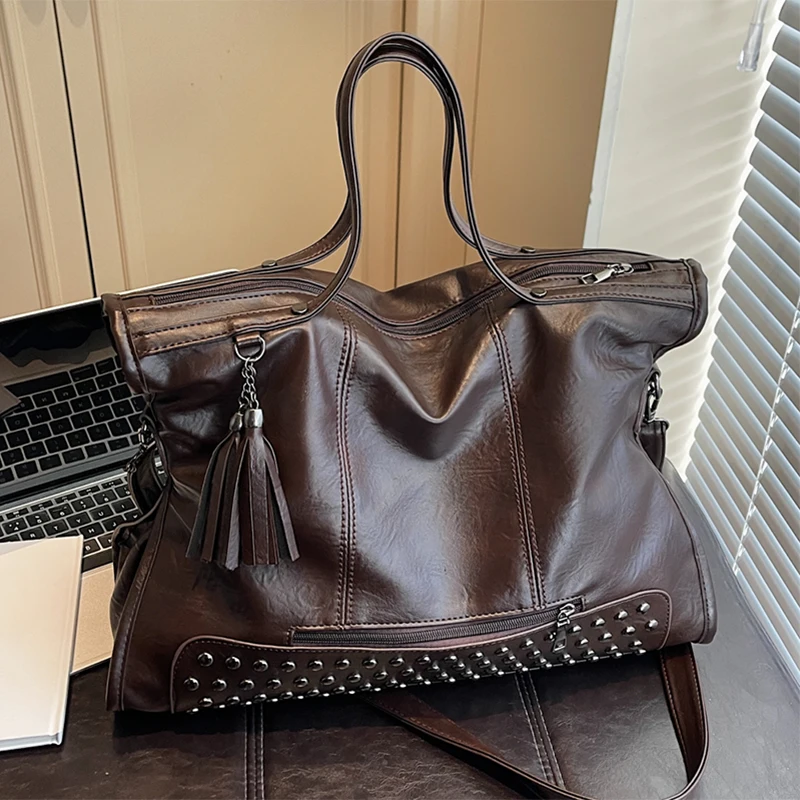 Damen-Handtasche mit Nieten- und Quastenverzierung, Weiche PU-Leder Schultertasche, Große Umhängetasche für den Alltag – Detail 2