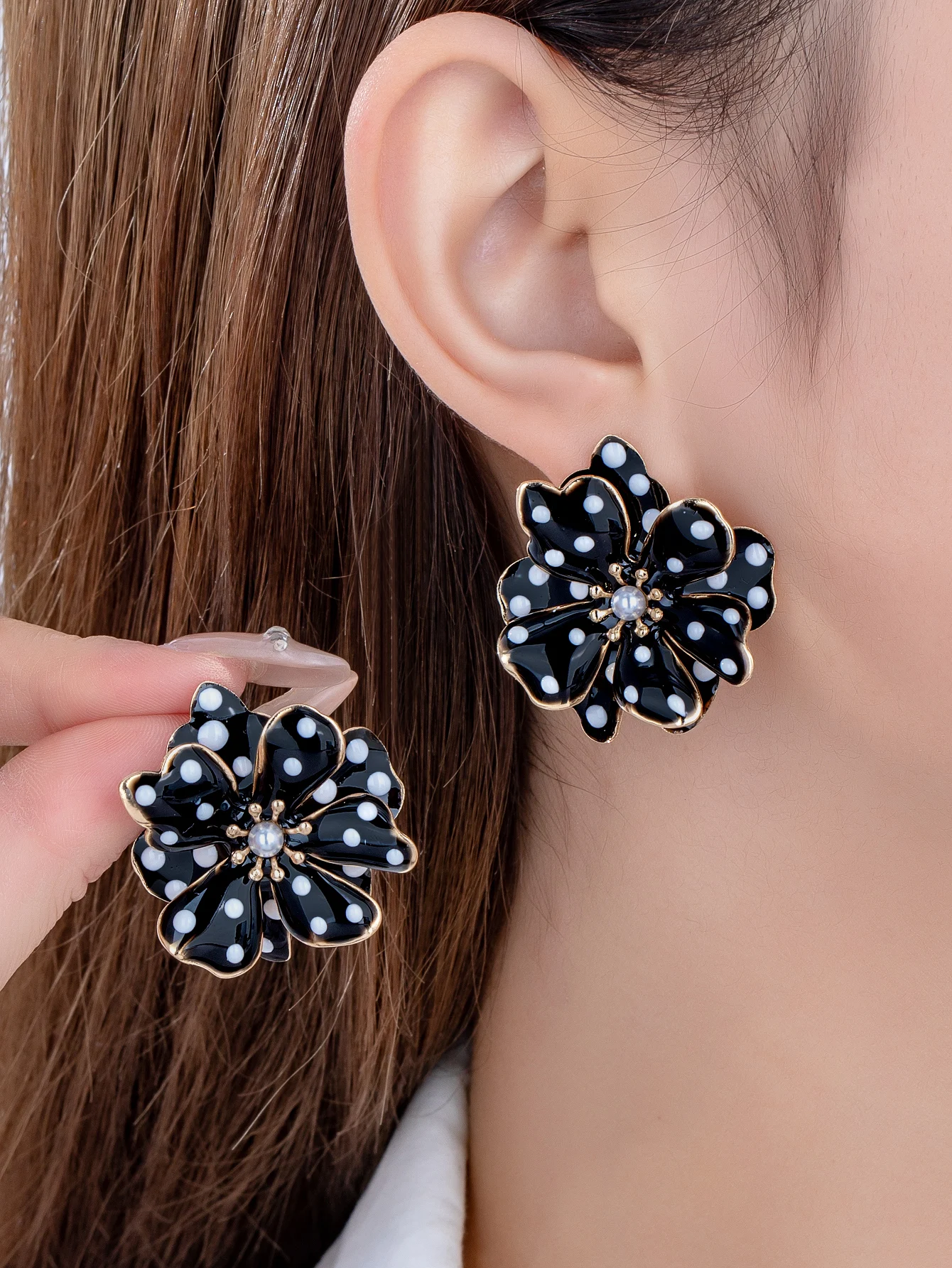 Elegante und stilvolle Sommer-Ohrringe im leichten Luxus-Design, hochwertige Metall-Klassiker mit schwarz-weißem Polka-Dot-Blumenmuster.