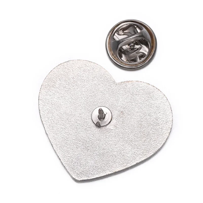 Pin de esmalte de corazón negro con cita en inglés, She is fierce broche de, accesorio de solapa para bolso, insignia, regalo para Amiga, joyería al por mayor