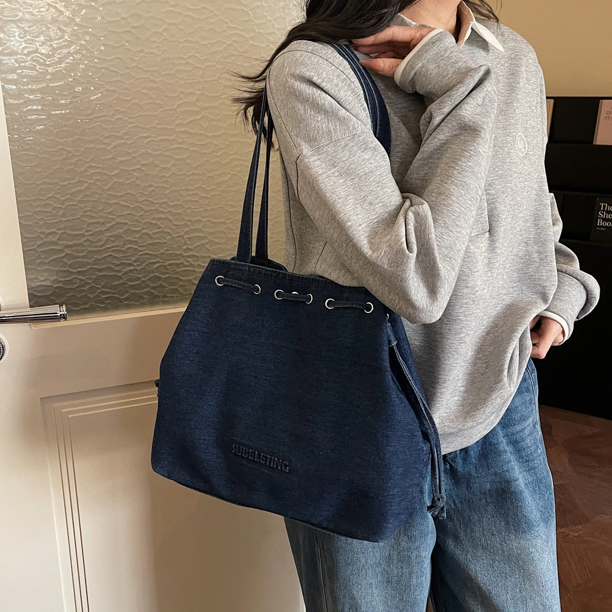 

Women's Vintage Denim Bucket Bag, Large Capacity Drawstring Tote Purse, Casual Shoulder Bag for Daily Use