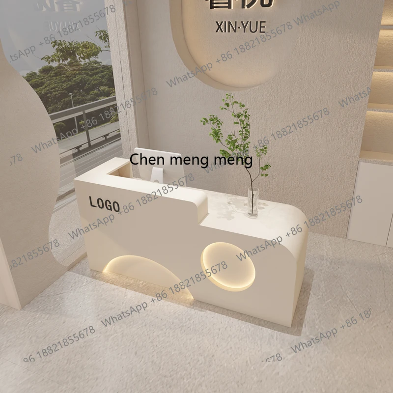 

Кассовая страница Маленький магазин одежды с краской, легкая роскошь и элитный смысл, стойка регистрации магазина