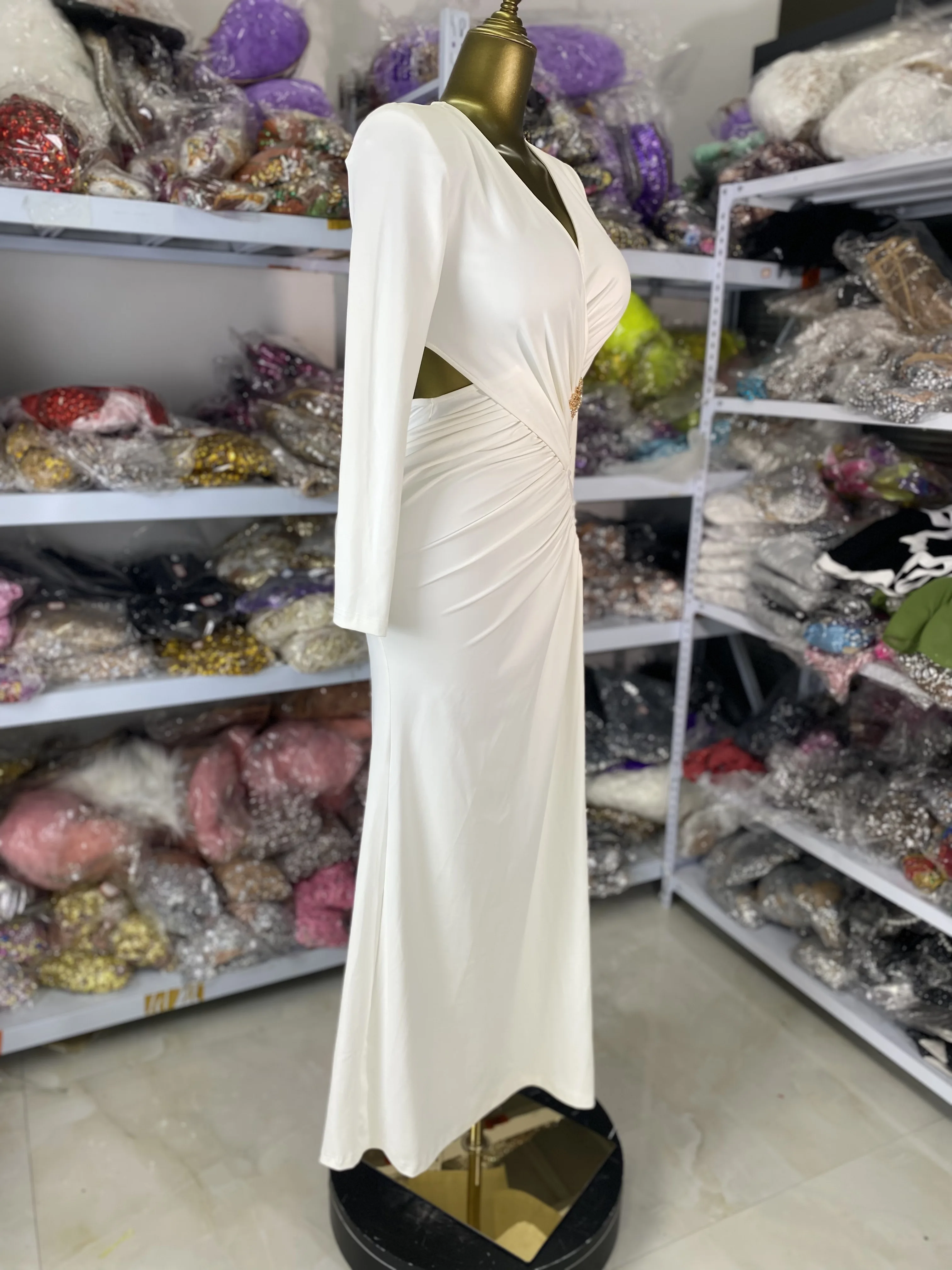 Vestido de fiesta blanco de lujo para mujer, suave, cómodo, elegante, manga larga, cuello en V, hebilla de diamantes, corte Maxi vestidos largos de fiesta de noche