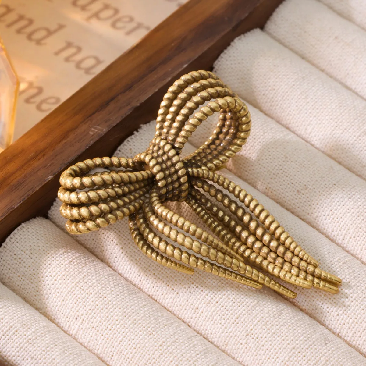 

Средневековая западная латунная брошь в стиле ретро, брошь с бахромой в европейском и американском стиле, булавка для темперамента блейзера