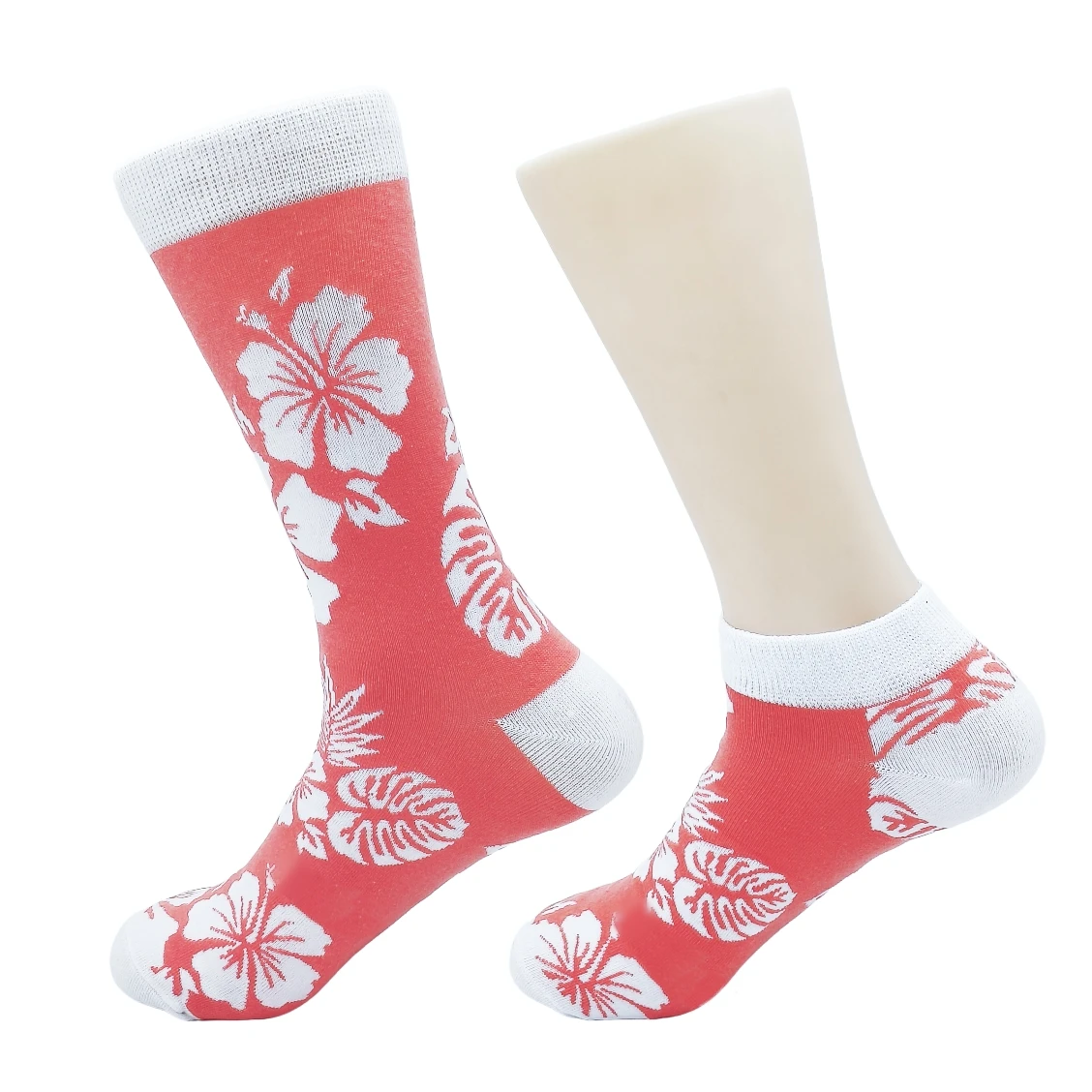 

Две пары носков до середины икры и носков-лодочек в сочетании с красным фоном и белыми цветами.