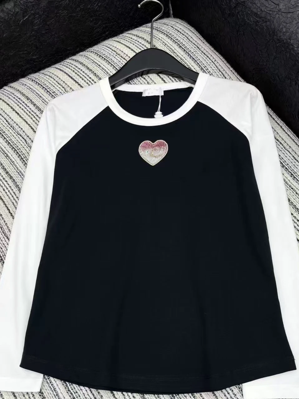 

New Fall/Winter Casual & Versatile Round-Neck Color-Block Long-Sleeve T-Shirt with Heart Design – Perfect as a Base Layer