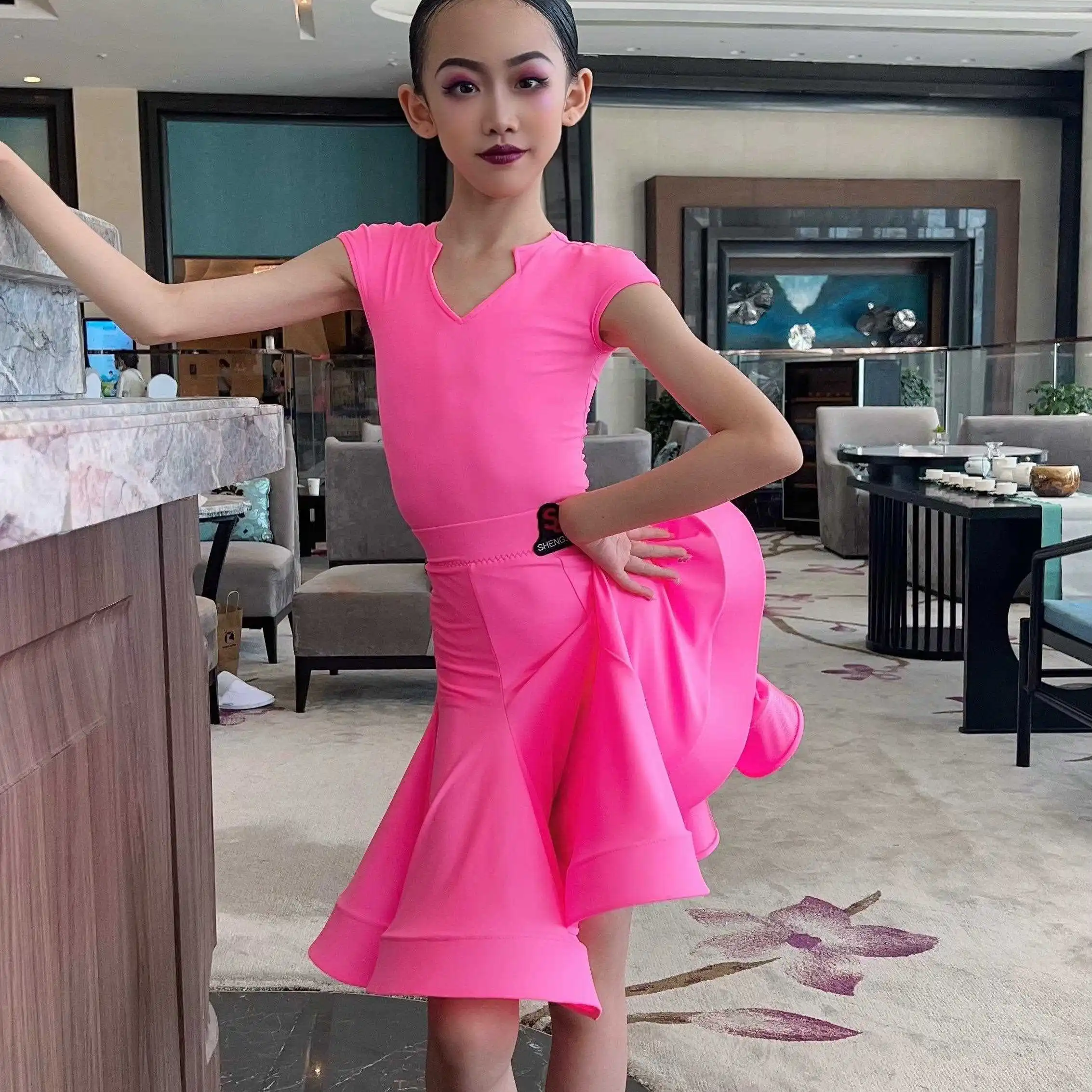 2024 Meisjes Latin Dance Performance Kostuums Roze Ronde V-Hals Tops Split Rokken Pak Chacha Rumba Tango Latin Kleding Dn18934