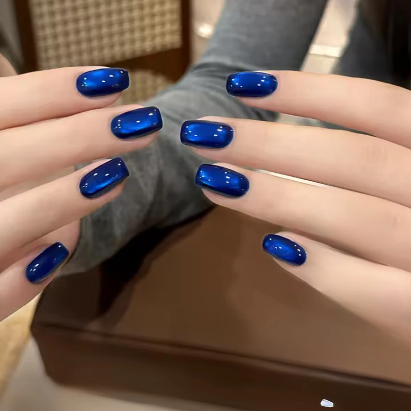 

Гель-лак MIANEL 10 мл 2026 New Blue Moon Cat Eye: сияющий синий маникюр с эффектом кошачьего глаза и стеклянными бусинами, подчеркивающий красоту кожи