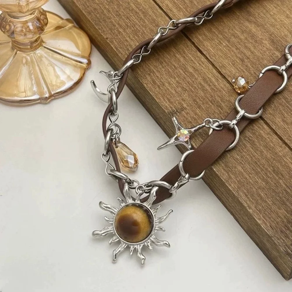 Neue Geometrie-Halskette mit Tigerauge-Stein, Sonne, Stern und Mond, Lederweberei, Einzigartige Modische Vielseitige Schlüsselbein-Kette, Schmuckgeschenk für Damen – Detail 4