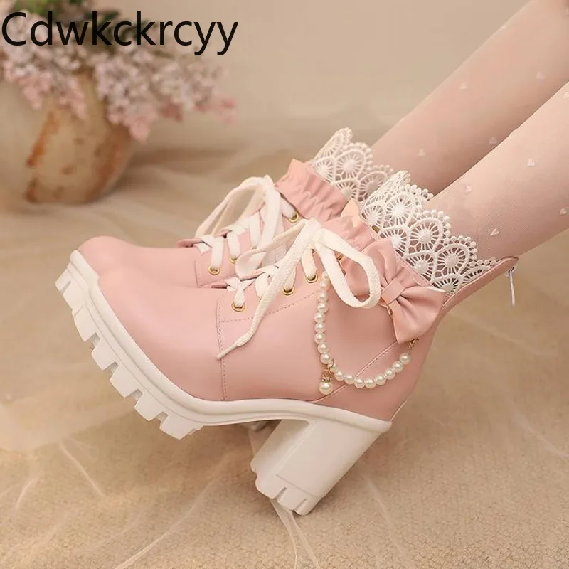 秋と冬の新スタイルのファッションハイヒールの女性のブーツラウンドヘッド甘いパールレースバタフライノットスクエアヒールの女性のブーツ