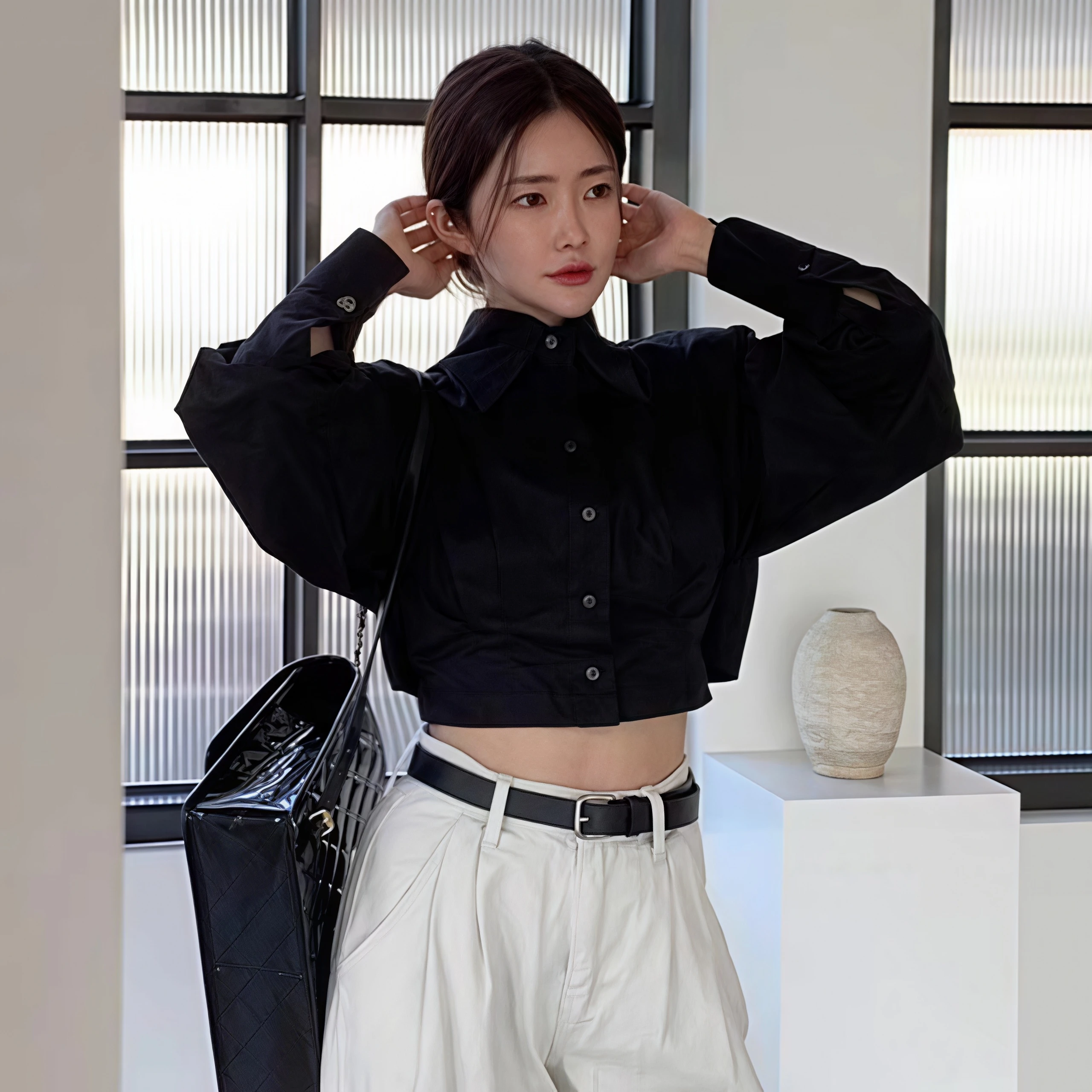Damen-Bluse mit gepolsterten Schultern, kurz geschnitten, weiß, Reverskragen, Brusttasche, geraffte Langarmbluse, elegante kurze Oberteile für das Büro. – Detail 7