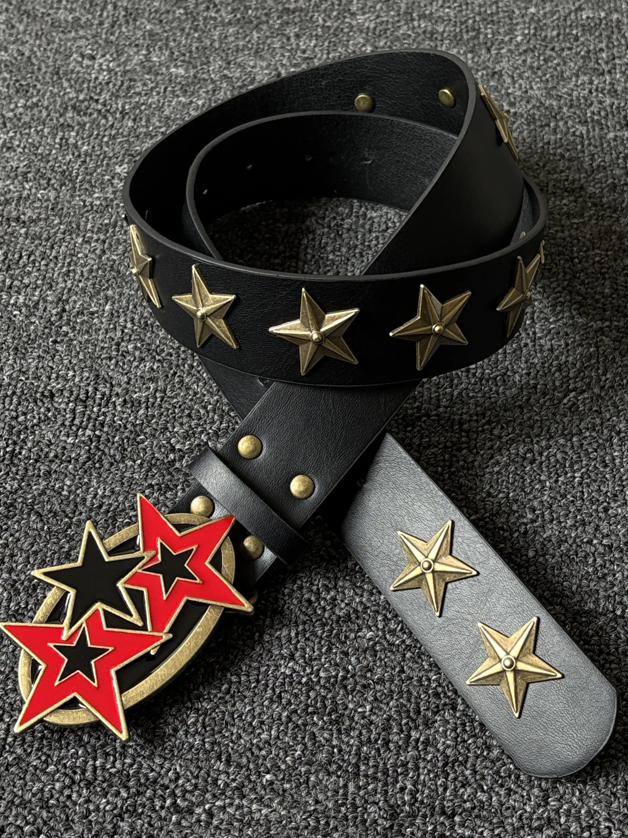 cinto-de-couro-y2k-vintage-punk-com-rebites-e-estrela-de-bronze-bloco-de-cores-preto-e-vermelho-com-detalhe-de-abertura-na