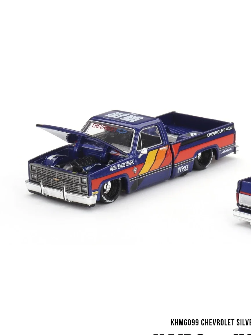 1:64 Chevrolet Silverado รถปิคอัพ V2หล่อจากอัลลอยด์โมเดลรถแบบคงที่ของเด็กๆเครื่องประดับของเล่นชิ้นโปรดของตกแต่งห้องระดับพรีเมียม