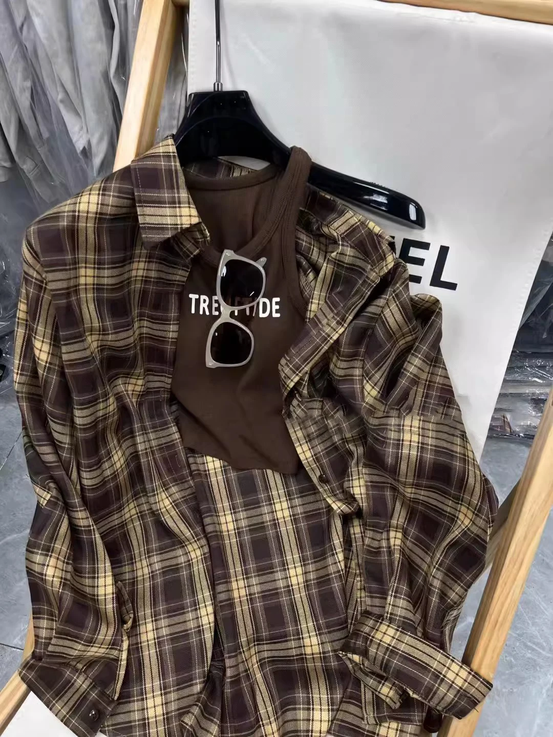 

Комплект из двух предметов: осенний винтажный свободный клетчатый длинный жилет с подкладкой для груди и юбка Dongda Gate 2025 – женская мода в стиле ретро