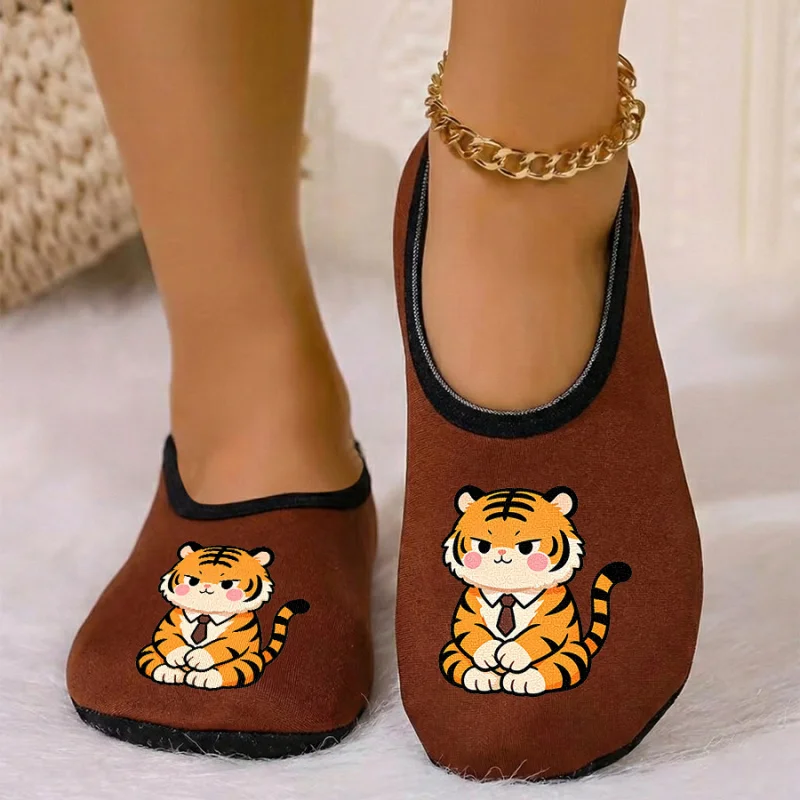 

Четырехсезонные носимые пары с мультяшным птичьим принтом и тонкой бархатной подкладкой, дышащие, высокоэластичные, противоскользящие тапочки для пола.