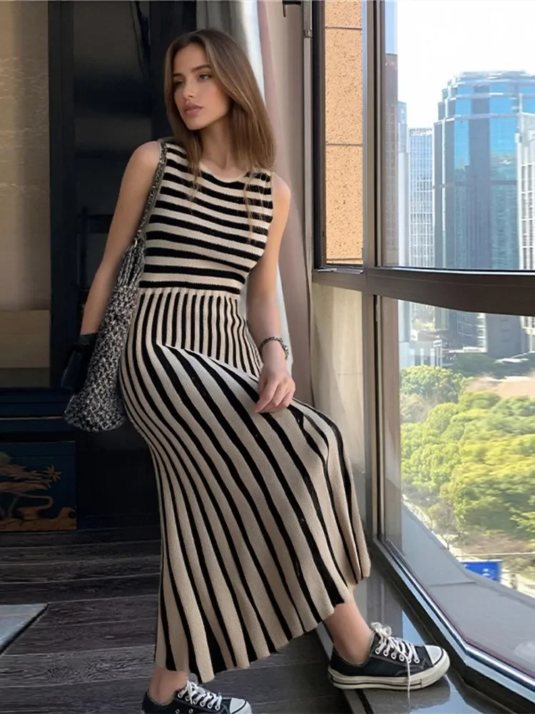 

2025 Summer New Chic Lady Street Robes Knitted Striped Patchwork Vestidos Casual Women's Sleeveless Round Neck Slim Fit Dresses