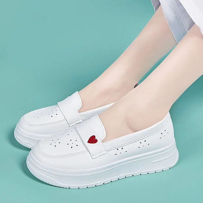 

New stylish and versatile thick-soled, soft-soled, breathable and non-tiring white sneakers for the autumn of 2025