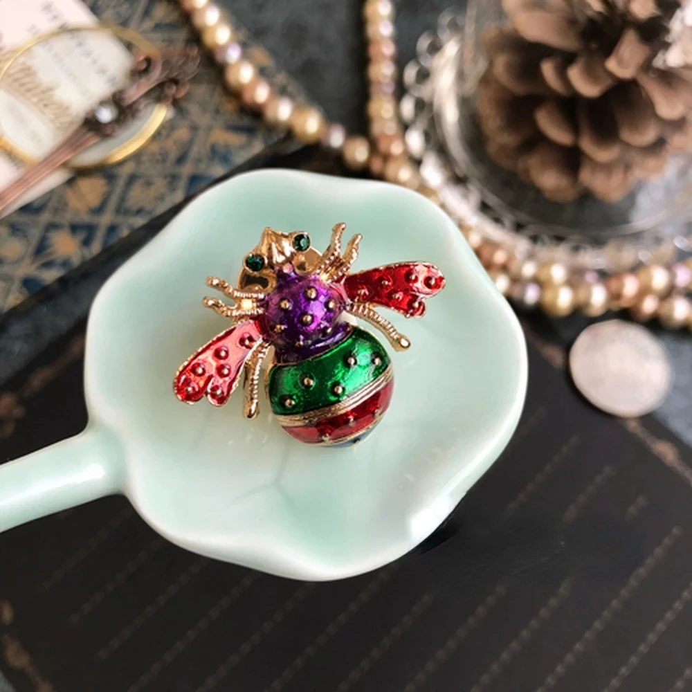 Retro Cute Butterfly Bee Enamel Brooches For Women\'s Clothing Fashion Insect Pins Novelty Crystal Rhinestone Brooch Pin Badges