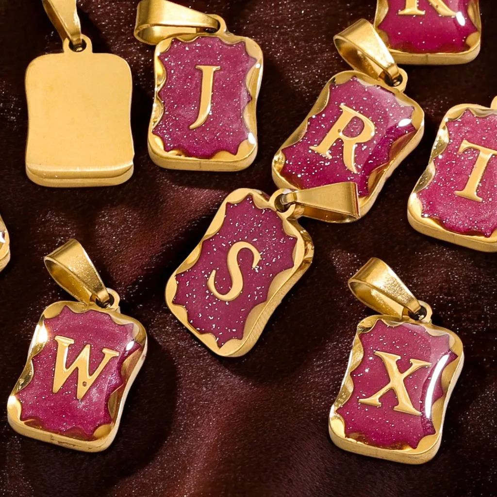 قلادة أولية بحروف إنجليزية مطلية بالذهب عيار 18 قيراط من الفولاذ المقاوم للصدأ بحروف مربعة للنساء