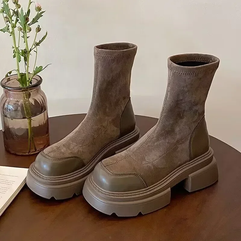 Zimowe platformy damskie krรณtkie buty modne zamszowe wsuwane botki damskie eleganckie odkryte botki z grubym dnem kobiece 2024
