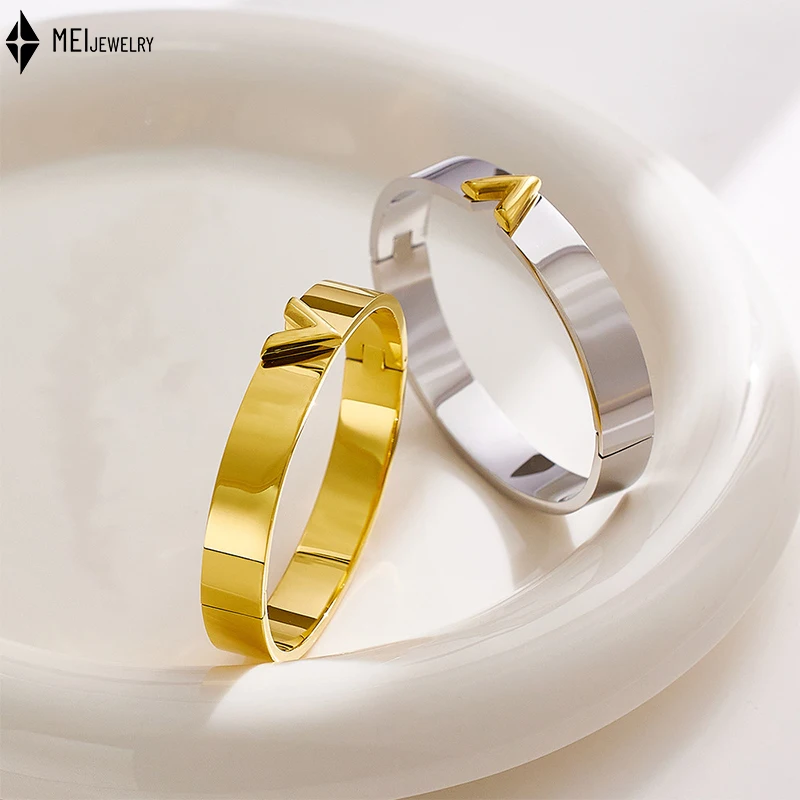 Hot Selling Fashionable Stainless Steel Buckle Bracelet Couple Big V Letter Wide Version Bangle ﻿