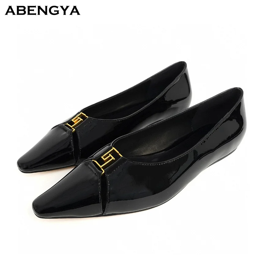 

ABENGY/черные кожаные туфли на плоской подошве, женские замшевые модельные туфли с острым носком и металлическим декором, дизайнерские сабо, женская прогулочная обувь для отпуска
