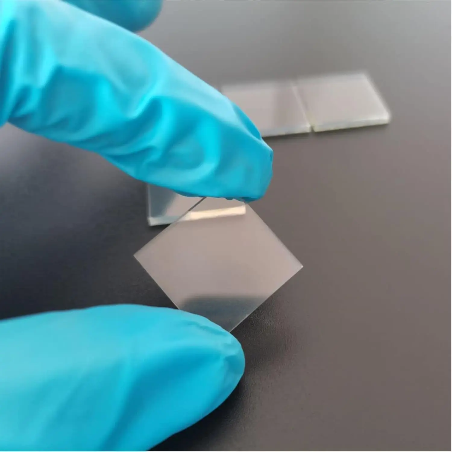 FTO kaca konduktif, dilapisi fluorini-doped timah oksida 20*20*2.2mm SnO2:F dilapisi kaca konduktif untuk konduktivitas R & D Lab