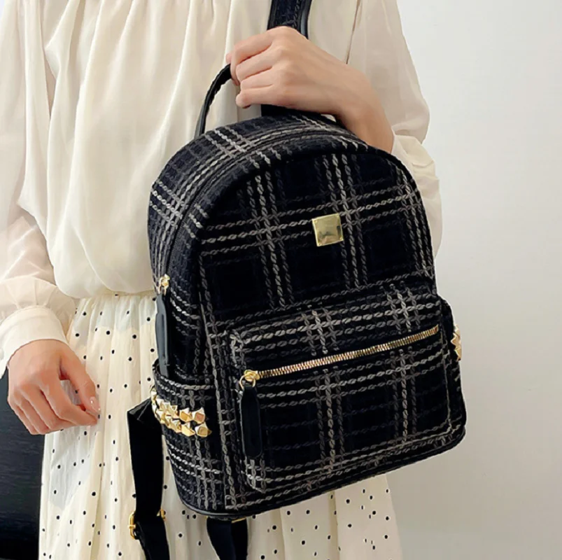 

2025 Fashion Korean Nylon Large Capacity Travel Backpacks Women's Rivet Designer Shoulder Bags Totes School Bag Casual Rucksack