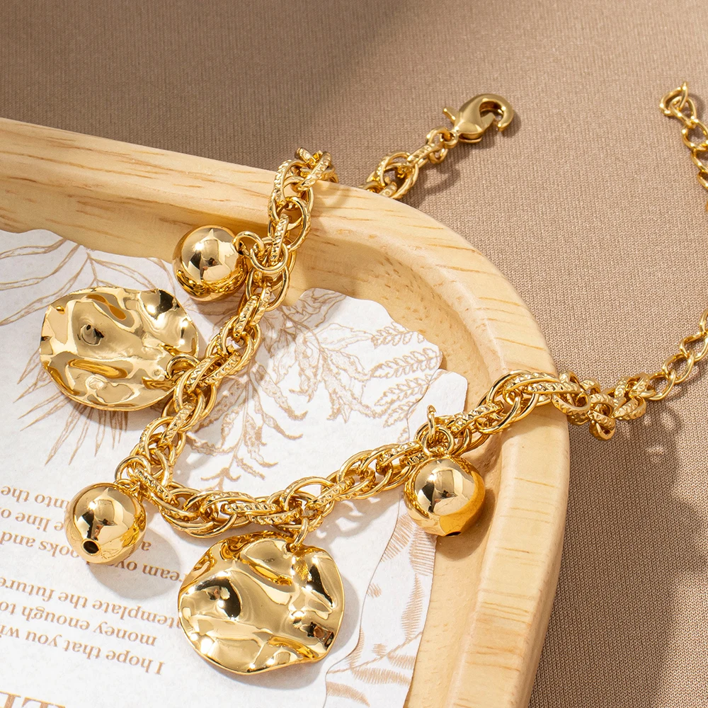 Edelstahl-Armband mit dicker Kette und Knoten, Damen-Accessoire mit gehämmertem rundem Scheibenanhänger für den Alltag und Partys – Detail 4