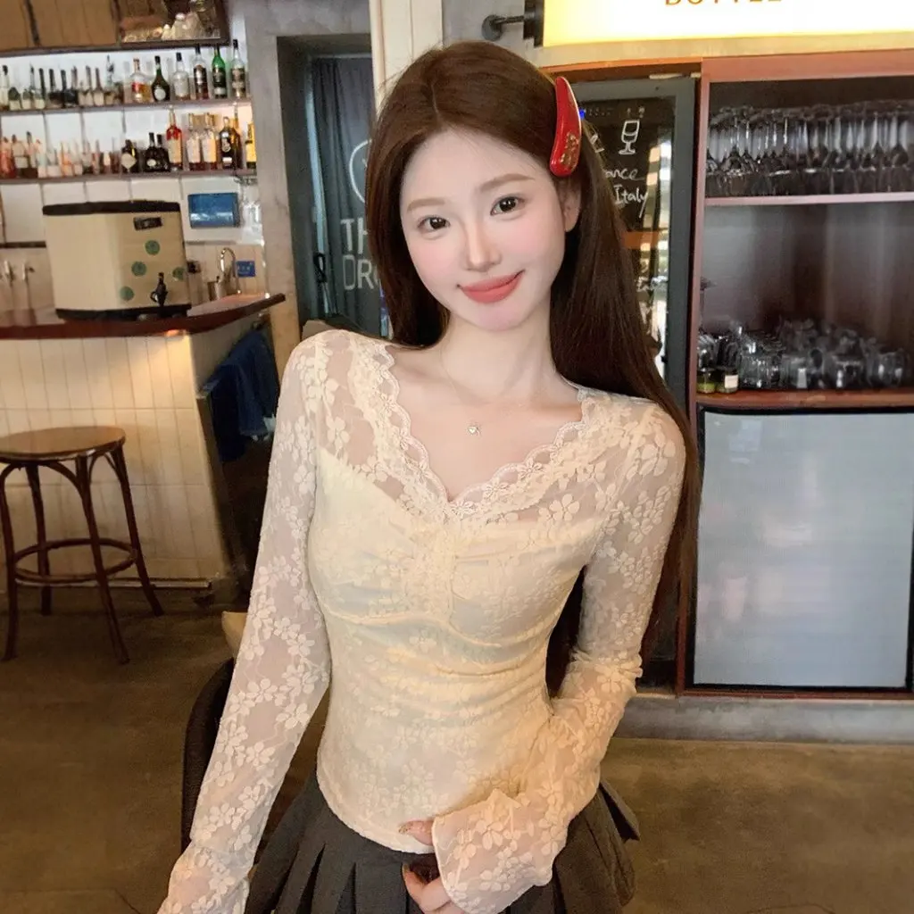 

Women's Lace Stitching V-Neck Long-Sleeved T-Shirt Slim-Fit Sweet Style Base Shirt Top for Autumn And Winter Apricot
