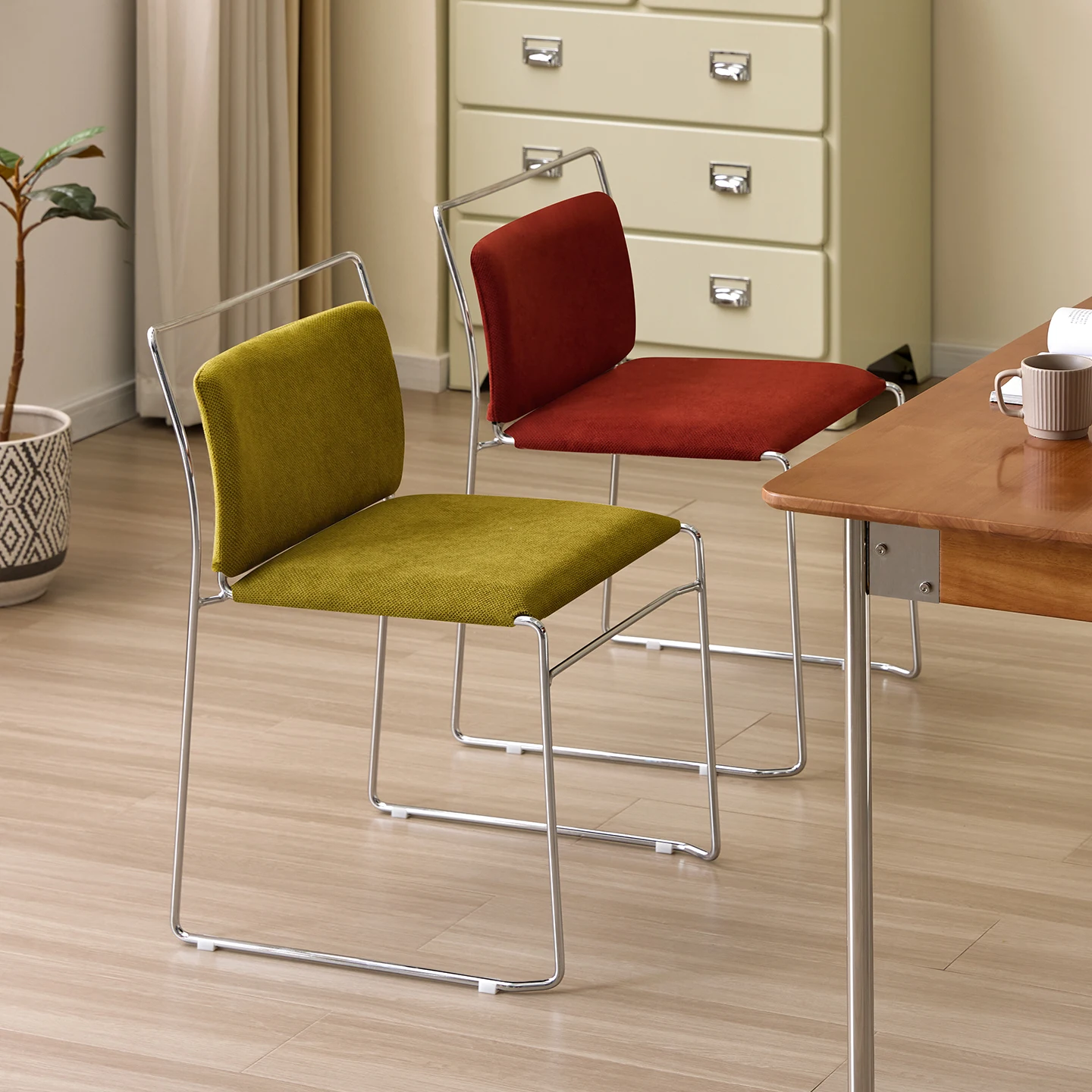 كرسي طعام خفيف فاخر عالي الإحساس قابل للتكديس طاولة طعام من الحديد المطاوع الرجعية شقة صغيرة منزل جديد كرسي باوهاوس البسيط