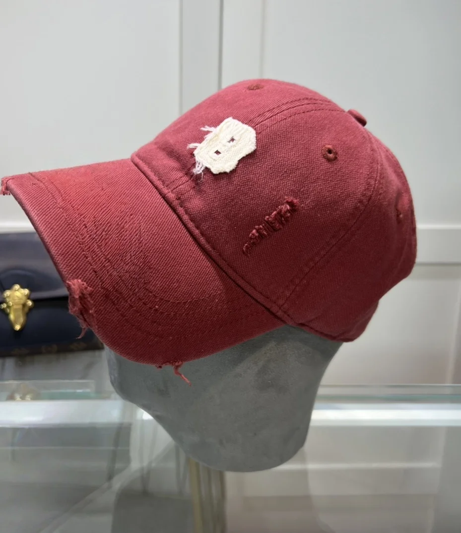 

Luxurious and Popular B Series Classic Baseball Cap, A Must-have for Summer Outdoor Sports and A Must-have Holiday Gift