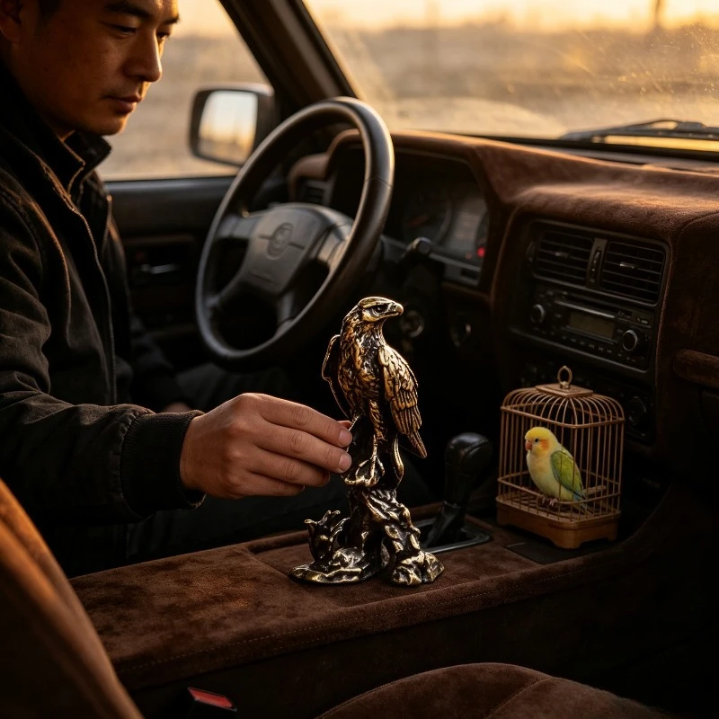 Handmade Mini Vintage Copper Eagle Figurine Sculpture, Antique Textured Metal Bird Statue for Desk Home Decor Unique Retro Craft