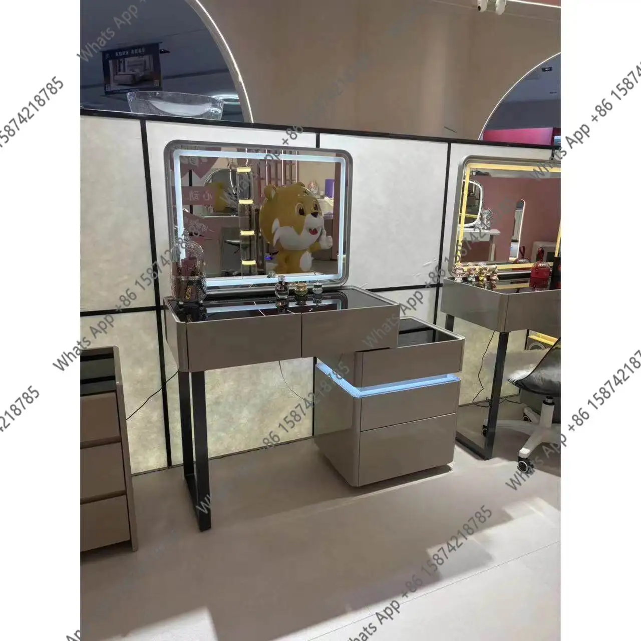 Light luxury and elegant atmosphere dressing table with lamp bedroom home storage integrated makeup table bright light