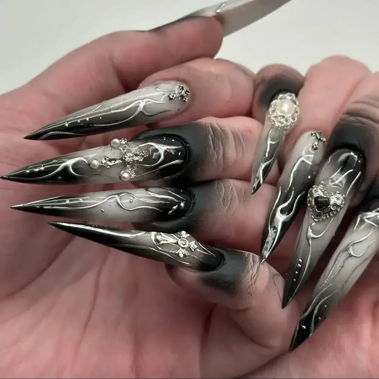 Dark Black Y2K Hyperbole Spider Centipede Extra Long Pointed Fake Nails Art Rhinestone Pearl False Nails Press on Nails Manicure